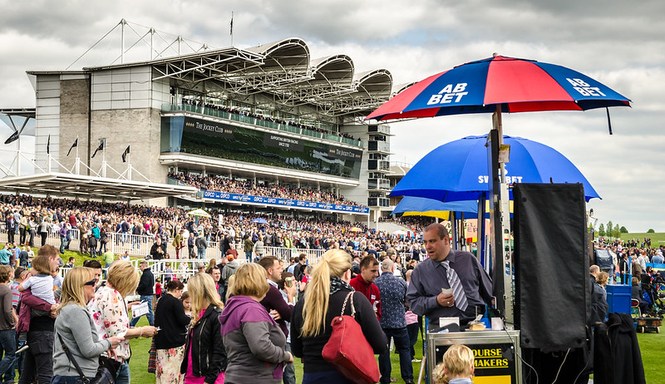 Newmarket Guineas Crowd